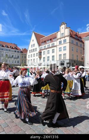 Tänzer in traditionellen Kostümen feiern am 21. Juni 2024 den Mittsommertag auf dem Stadtplatz von Tallinn in Estland Stockfoto