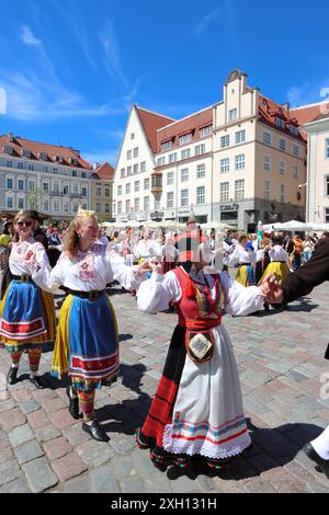 Tänzer in traditionellen Kostümen feiern am 21. Juni 2024 den Mittsommertag auf dem Stadtplatz von Tallinn in Estland Stockfoto