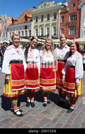 Tänzer in traditionellen Kostümen feiern am 21. Juni 2024 den Mittsommertag auf dem Stadtplatz von Tallinn in Estland Stockfoto