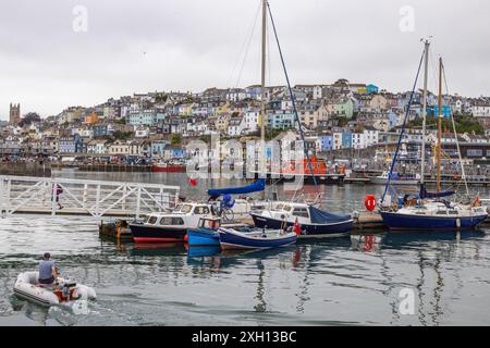 Brixham Harbour in Devon Südwesten Englands mit farbenfrohen bemalten Häusern mit Blick auf das Meer, ein beliebtes Sommerziel für Urlaub und Urlaub Stockfoto