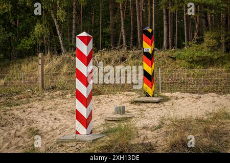 Das Niemandsland an der Grenze zwischen Ahlbeck in Deutschland und Swinoujscie in Polen mit zwei Grenzposten Stockfoto