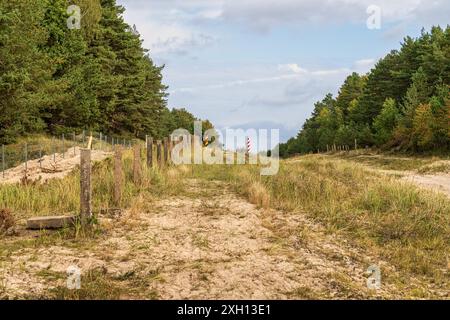 Das Niemandsland an der Grenze zwischen Ahlbeck in Deutschland und Swinoujscie in Polen mit zwei Grenzposten Stockfoto