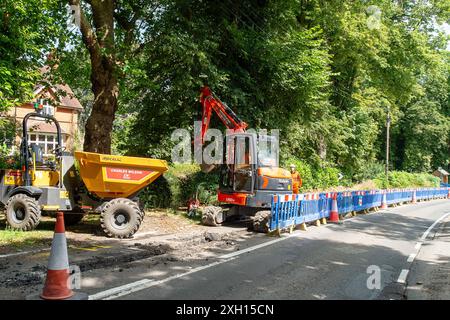 Shiplake, Oxfordshire, Großbritannien. Juli 2024. Wasserbauunternehmen von Thames bauen neue Rohre an einer Hauptstraße in Shiplake, Oxfordshire. Die Wasseraufsichtsbehörde OFWAT hat heute angekündigt, dass das Wasser der Themse aufgrund „erheblicher Probleme“ in Sondermaßnahmen einbezogen werden soll. Kunden von Thames Water sehen sich in den nächsten fünf Jahren mit einer Erhöhung ihrer Rechnungen um 99 £ oder 23 % konfrontiert. Die Wasserversorgung der Themse wurde vielfach wegen ihrer geringen Abwassereinleitungen, mangelnder Infrastrukturverbesserungen und Zahlungen an ausländische Aktionäre kritisiert. Bis Mai 2025 wird das Geld für das Wasser der Themse ausgehen. Die neue Labour-Regierung Stockfoto