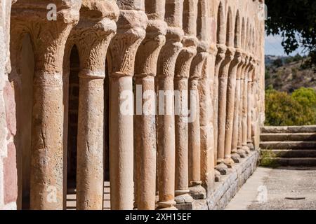 Arkadengalerie mit Rundbögen auf paarweise Säulen, Kirche des Erlösers, ländliche Romanik aus dem 13. Jahrhundert, Carabias, Guadalajara, Spanien Stockfoto