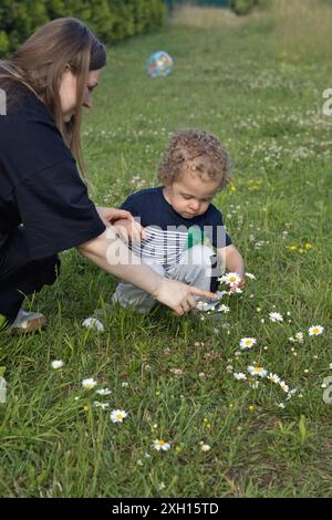 Mama und Sohn machen im Sommer einen Spaziergang auf dem Land. Familie und Pflege. Natur und Lebensstil Stockfoto