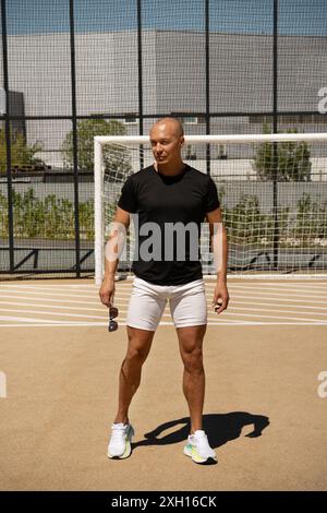 Porträt des Sporttrainers und des gutaussehenden Athleten auf dem Sportplatz im Freien. Nahaufnahme. Kopierbereich. Im Freien. Workout im Freien auf urbanem Hintergrund. Cr Stockfoto