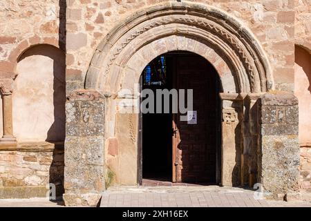 Ländliche romanische Kirche San Andres Apostol aus dem 13. Jahrhundert, Romanillos de Atienza, Provinz Guadalajara, Spanien Stockfoto