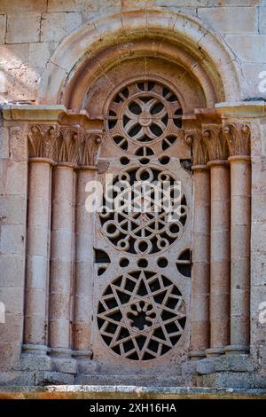 Ermita de Santa Coloma, Fenster in einem halbkreisförmigen Bogen, Albendiego, Provinz Guadalajara, Spanien Stockfoto