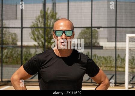 Porträt des Sporttrainers und Athleten auf dem Sportplatz im Freien. Nahaufnahme. Kopierbereich. Im Freien. Workout im Freien auf urbanem Hintergrund. CrossFit tr Stockfoto