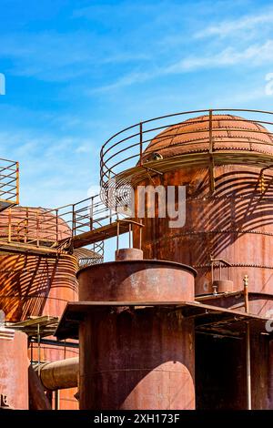 Alte Maschinentanks und Infrastruktur einer Eisenerzumschlagindustrie im Bundesstaat Minas Gerais, Brasilien Stockfoto