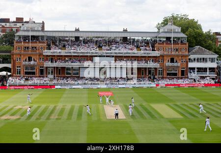 Der englische Joe Root (Mitte) wird am zweiten Tag des ersten Rothesay Men's Test Matches auf Lord's Cricket Ground, London, von Gudakesh Motie aus West Indies (dritter links) ausgelotet. Bilddatum: Donnerstag, 11. Juli 2024. Stockfoto