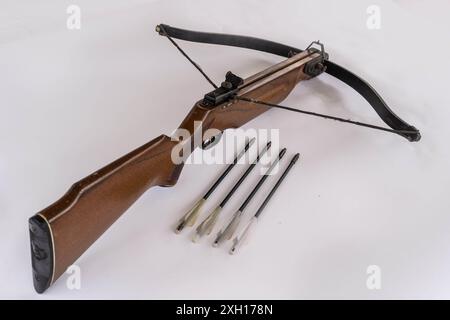 Atelierfotos einer Armbrust mit Bolzen Stockfoto