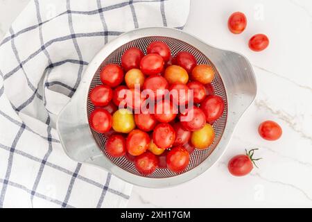 Draufsicht auf frische Kirschtomaten in einem Sieb Bereit zum Kochen Stockfoto