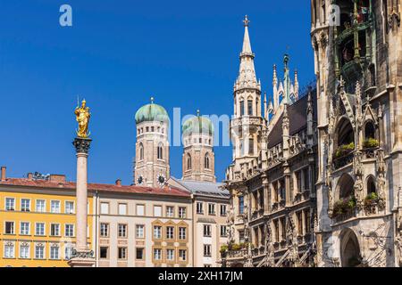 Maria-Statue mit Kind, die Kirche unserer Lieben Frau und das Rathaus Stockfoto