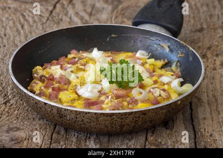 Rührei mit Schinken in einer Pfanne Stockfoto