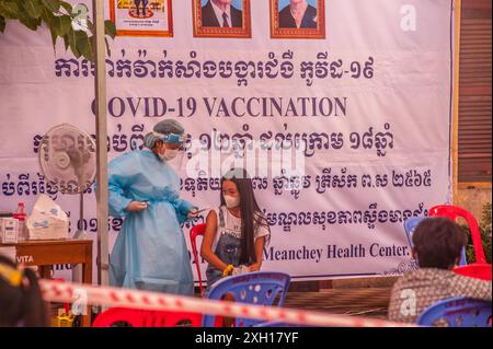 Ein Teenager bekommt ihre COVID-19-Impfung an einer Massenimpfstelle. Stueng Meanchey, Phnom Penh, Kambodscha. September 2021. © Kraig Lieb Stockfoto