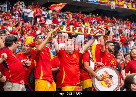 München, Deutschland. Juli 2024. Spanische Fußballfans wurden während des Halbfinales der UEFA Euro 2024 zwischen Spanien und Frankreich in der Allianz Arena in München auf den Tribünen gesehen. Stockfoto