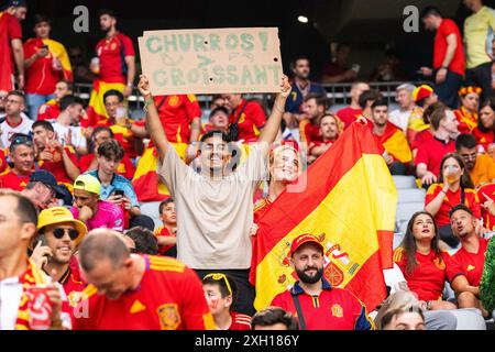 München, Deutschland. Juli 2024. Spanische Fußballfans wurden während des Halbfinales der UEFA Euro 2024 zwischen Spanien und Frankreich in der Allianz Arena in München auf den Tribünen gesehen. Stockfoto