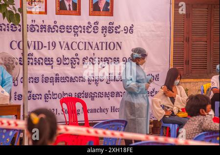 Ein Teenager bekommt ihre COVID-19-Impfung an einer Massenimpfstelle. Stueng Meanchey, Phnom Penh, Kambodscha. September 2021. © Kraig Lieb Stockfoto