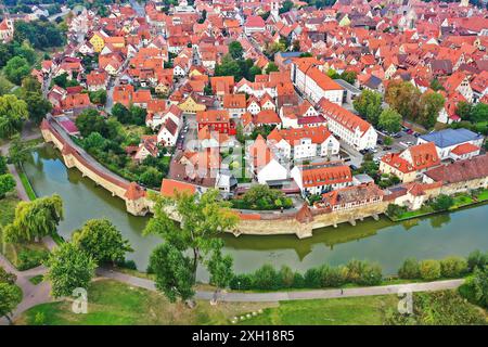 Die Weissenburg aus der Vogelperspektive bei schönem Wetter Stockfoto