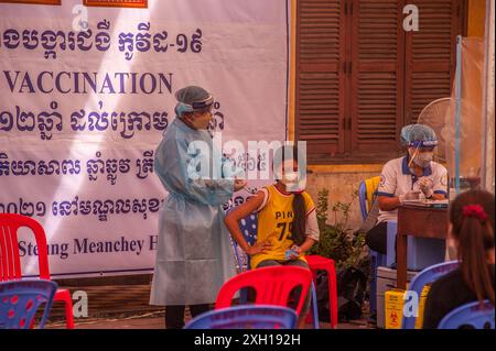 Ein Teenager bekommt ihre COVID-19-Impfung an einer Massenimpfstelle. Stueng Meanchey, Phnom Penh, Kambodscha. September 2021. © Kraig Lieb Stockfoto