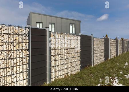 Sichtschutz aus Holz und Steinen Stockfoto