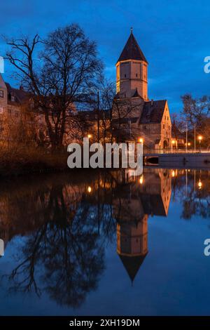 Jakobertor, mittelalterliches Stadttor in Augsburg bei Nacht Stockfoto