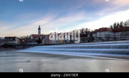 Sonnenaufgang am Lechweir in Landsberg am Lech, Bayern Stockfoto