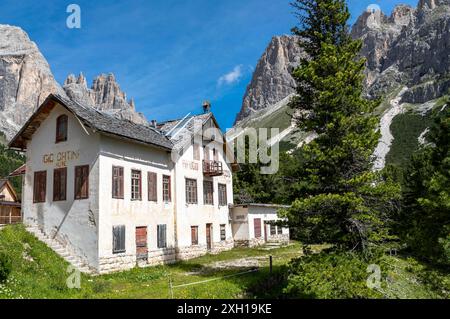 Ruinen der alten Cardeccia Hütte im Vajolet-Tal im Catinaccio, Trentino, Italien Stockfoto