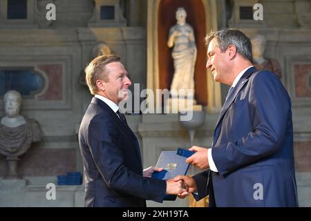 Oliver ZIPSE Vorstandsvorsitzender BMW AG, Markus SOEDER Ministerpraesident Bayern und CSU Vorsitzender. Verleihung Bayerischer Verdienstorden im Antiquariat der Residenz in München am 10.07.2024 *** Oliver ZIPSE Vorstandsvorsitzender BMW AG , Markus SOEDER Staatsprämier Bayern und CSU-Vorstandsvorsitzender Preis des Bayerischen Verdienstordens im Antiquariat der Residenz München am 10 07 2024 Stockfoto