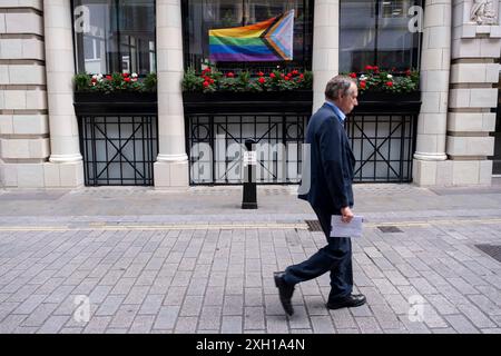 Pride Progress Flag in der City of London am 2. Juli 2024 in London, Vereinigtes Königreich. Die Flagge enthält die Regenbogenflaggenstreifen, die LGBTQ+-Gemeinschaften repräsentieren, mit Farben aus der Transgender Pride Flag und auch farbige Menschen repräsentieren. Stockfoto