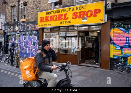 Neu eröffnete Beigel Shop in der Brick Lane am 3. Juli 2024 in London, Großbritannien. Der Beigel Shop ist Londons allererste beigel Bäckerei in der Brick Lane, die 1855 gegründet wurde und nicht zu verwechseln ist mit dem Nachbarn Beigel Bake. Brick Lane ist bekannt als Zentrum für kreative Menschen und Kunst, vor allem Street Art und Graffiti Art, und es gibt viele Bangladeshi/indische Restaurants. Stockfoto