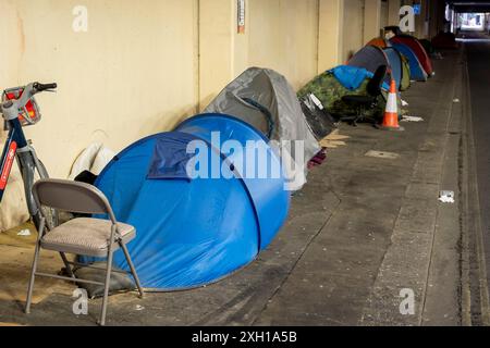 Obdachlose-Zelte standen am 3. Juli 2024 in London in einer Unterführung in der Nähe von Blackfriars in der City of London. Die Szene veranschaulicht das soziale Ungleichgewicht in Großbritannien mit einigen Menschen, die im Vergleich zu anderen in relativem Wohlstand leben, und ist ein immer wieder koomonaler Anblick in der Hauptstadt, da die Menschen mit den Lebenshaltungskrisen und psychischen Problemen zu kämpfen haben. Stockfoto