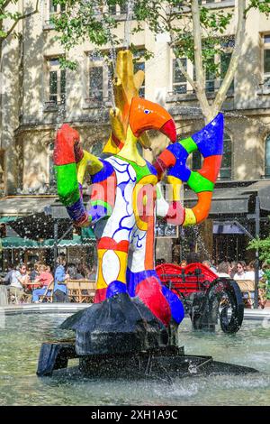 Die Installation „Fontaine Stavinsky“ mit farbenfrohen und kinetischen modernen Skulpturen von Niki de Saint Phalle und Tinguely - Paris 75004, Frankreich. Stockfoto