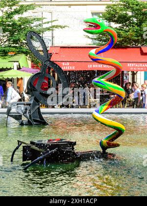 Die Installation „Fontaine Stavinsky“ mit farbenfrohen und kinetischen modernen Skulpturen von Niki de Saint Phalle und Tinguely - Paris 75004, Frankreich. Stockfoto