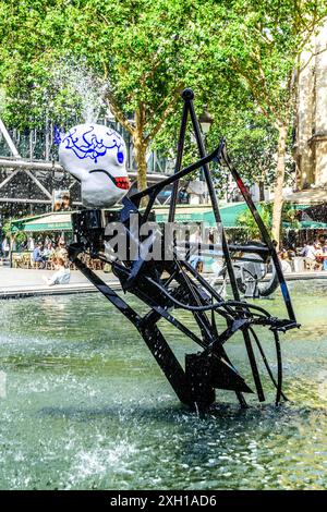 Die Installation „Fontaine Stavinsky“ mit farbenfrohen und kinetischen modernen Skulpturen von Niki de Saint Phalle und Tinguely - Paris 75004, Frankreich. Stockfoto