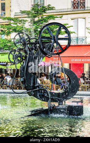 Die Installation „Fontaine Stavinsky“ mit farbenfrohen und kinetischen modernen Skulpturen von Niki de Saint Phalle und Tinguely - Paris 75004, Frankreich. Stockfoto