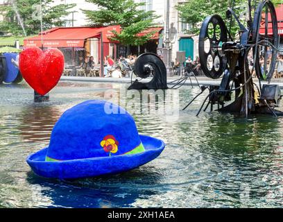 Die Installation „Fontaine Stavinsky“ mit farbenfrohen und kinetischen modernen Skulpturen von Niki de Saint Phalle und Tinguely - Paris 75004, Frankreich. Stockfoto