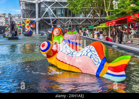 Die Installation „Fontaine Stavinsky“ mit farbenfrohen und kinetischen modernen Skulpturen von Niki de Saint Phalle und Tinguely - Paris 75004, Frankreich. Stockfoto