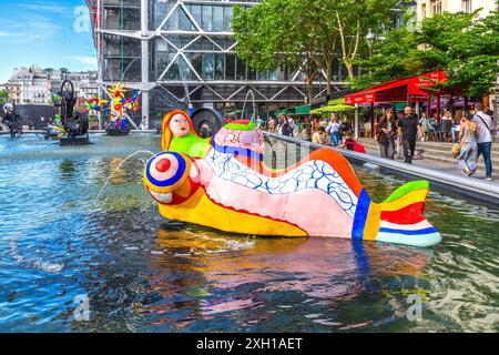 Die Installation „Fontaine Stavinsky“ mit farbenfrohen und kinetischen modernen Skulpturen von Niki de Saint Phalle und Tinguely - Paris 75004, Frankreich. Stockfoto