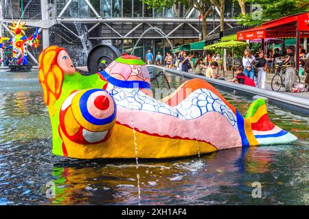 Die Installation „Fontaine Stavinsky“ mit farbenfrohen und kinetischen modernen Skulpturen von Niki de Saint Phalle und Tinguely - Paris 75004, Frankreich. Stockfoto