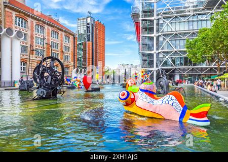 Die Installation „Fontaine Stavinsky“ mit farbenfrohen und kinetischen modernen Skulpturen von Niki de Saint Phalle und Tinguely - Paris 75004, Frankreich. Stockfoto