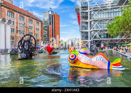 Die Installation „Fontaine Stavinsky“ mit farbenfrohen und kinetischen modernen Skulpturen von Niki de Saint Phalle und Tinguely - Paris 75004, Frankreich. Stockfoto