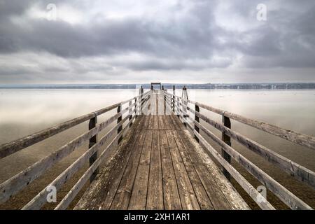 Bewölkter Nachmittag am Ammersee in Bayern im Winter Stockfoto