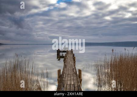 Bewölkter Nachmittag am Ammersee in Bayern im Winter Stockfoto