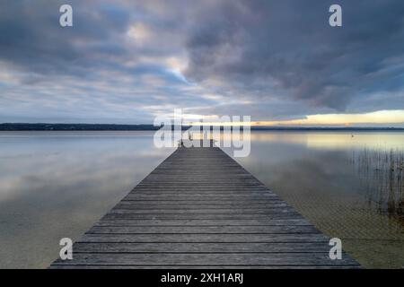 Bewölkter Nachmittag am Ammersee in Bayern im Winter Stockfoto