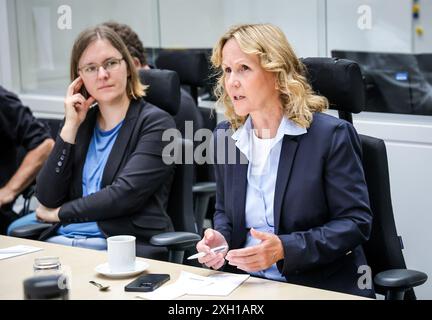 Cuxhaven, Deutschland. Juli 2024. Bundesumweltministerin Steffi Lemke (Grüne rechts) nimmt bei ihrem Besuch im maritimen Lagezentrum des Zentralkommandos für maritime Notfälle an einer Diskussion Teil. Lemke besucht das Havariekommando im Rahmen ihrer Sommerreise. Quelle: Focke Strangmann/dpa/Alamy Live News Stockfoto