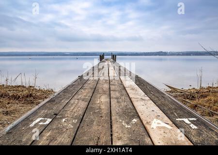 Bewölkter Nachmittag am Ammersee in Bayern im Winter Stockfoto