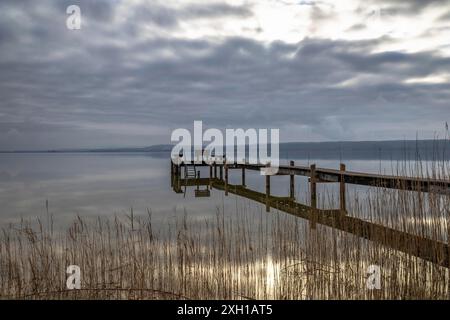 Bewölkter Nachmittag am Ammersee in Bayern im Winter Stockfoto