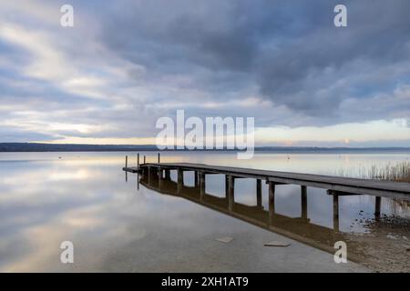 Bewölkter Nachmittag am Ammersee in Bayern im Winter Stockfoto